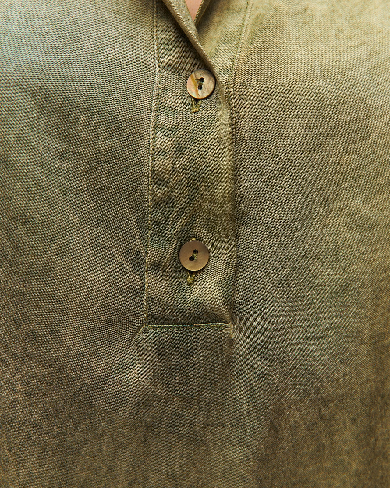 Camisa satinada efecto corrosivo - Image 5