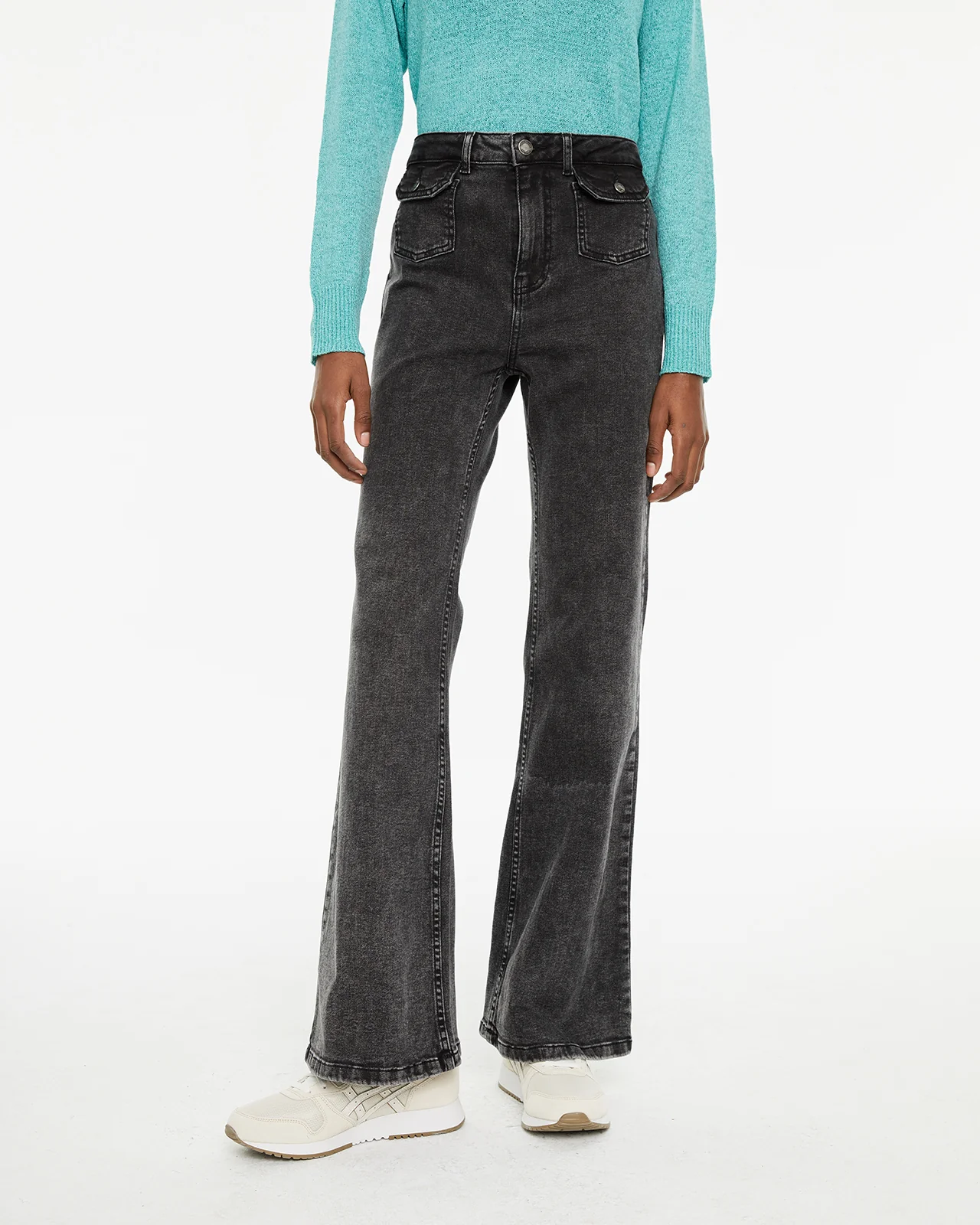 Jeans fit flare tiro medio detalle bolsillos delanteros - Image 3