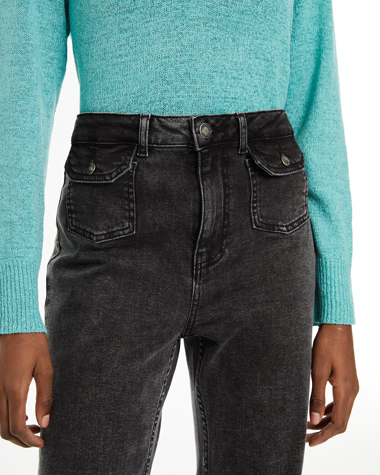 Jeans fit flare tiro medio detalle bolsillos delanteros - Image 4