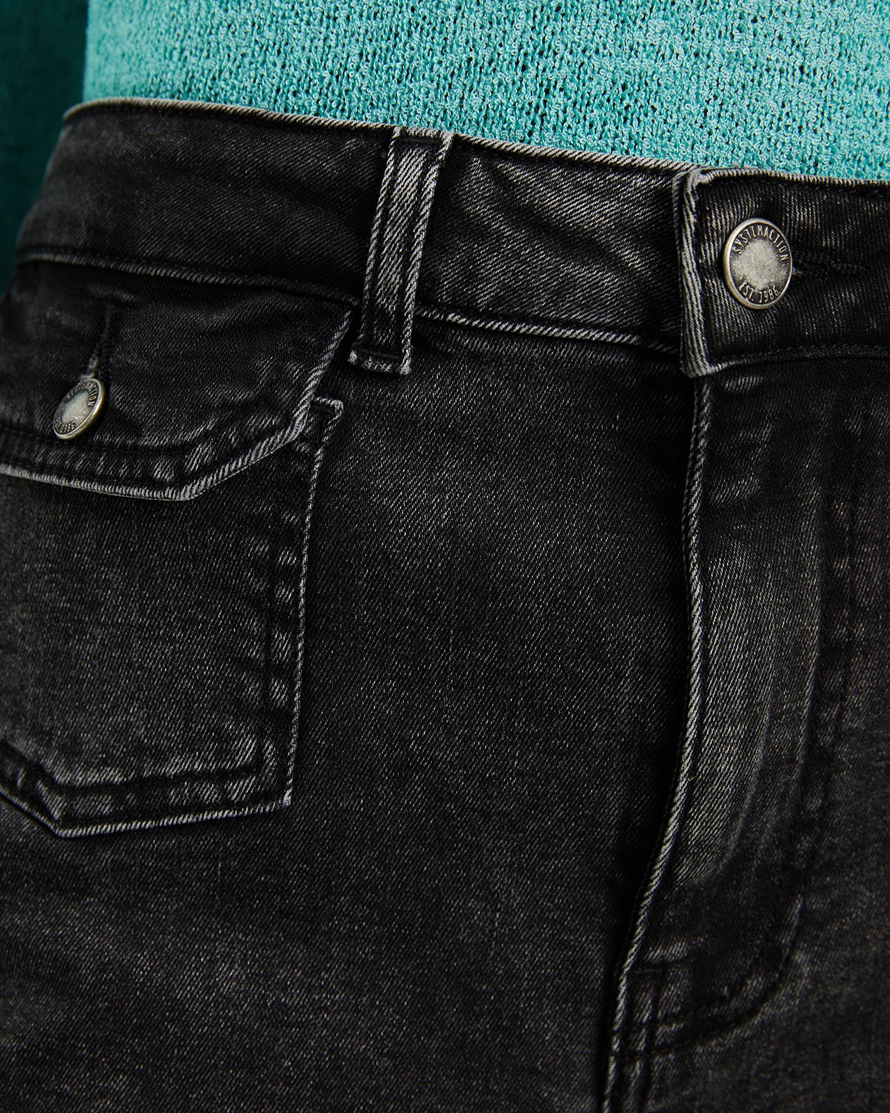 Jeans fit flare tiro medio detalle bolsillos delanteros - Image 5