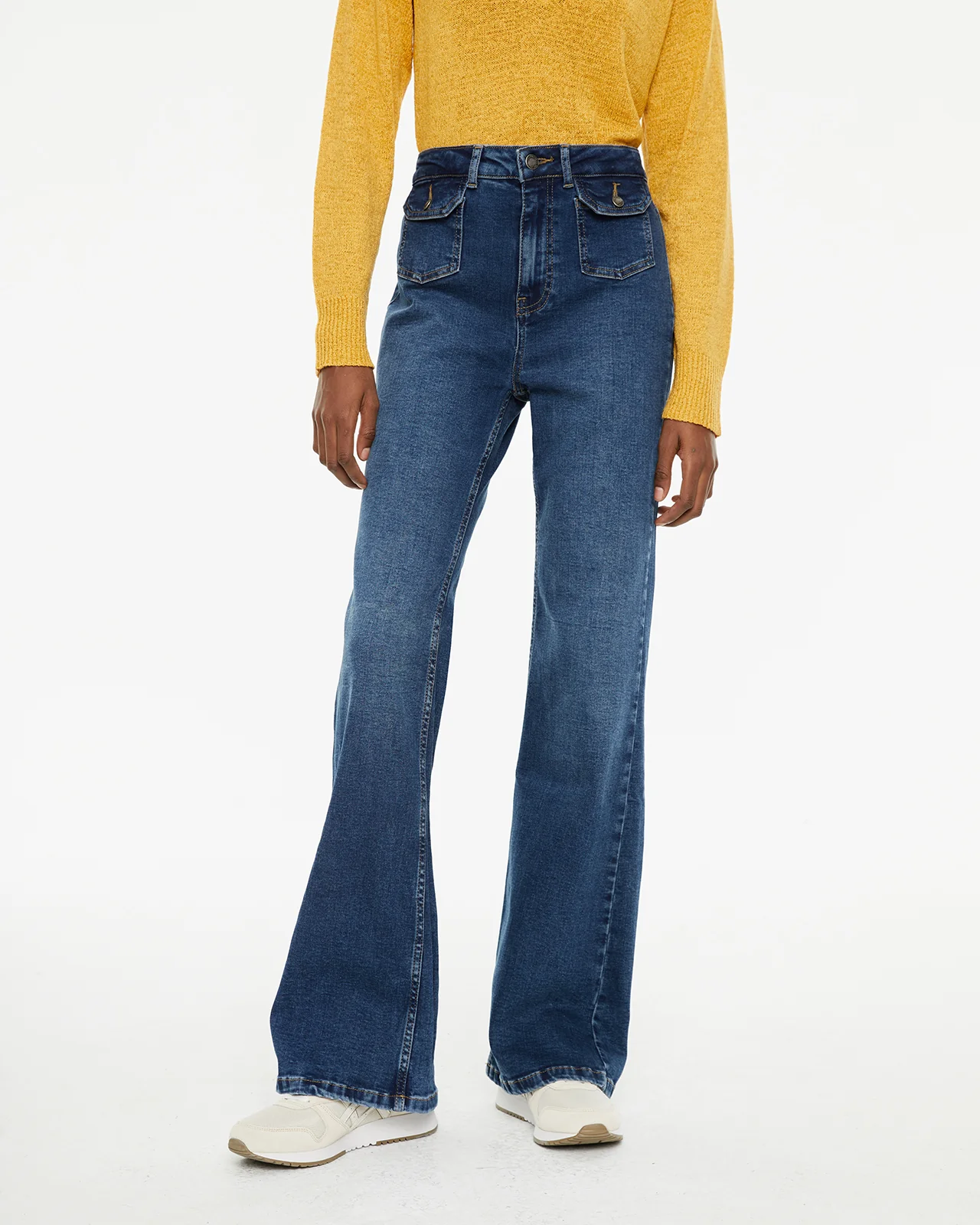 Jeans fit flare tiro medio detalle bolsillos delanteros - Image 3