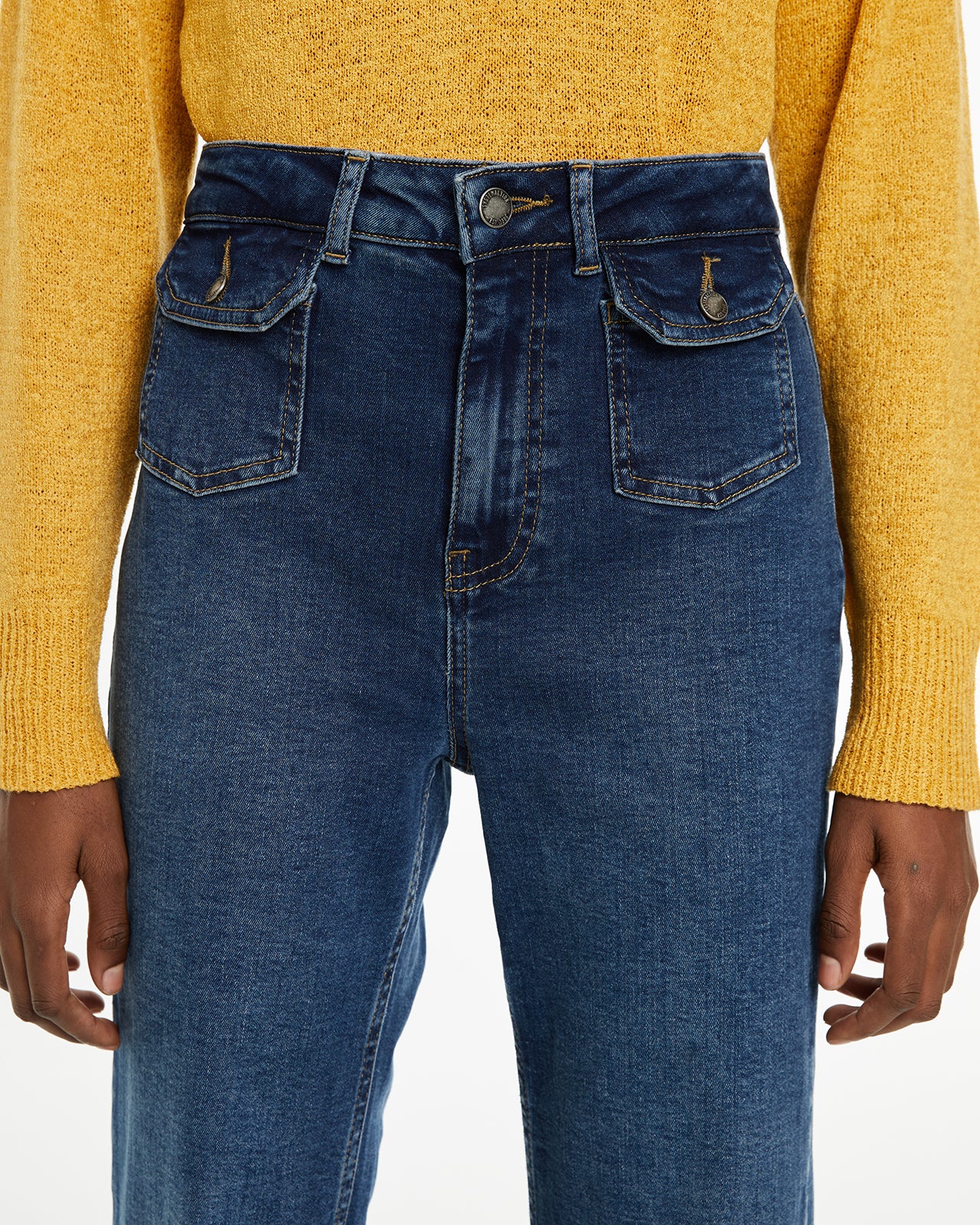 Jeans fit flare tiro medio detalle bolsillos delanteros - Image 4