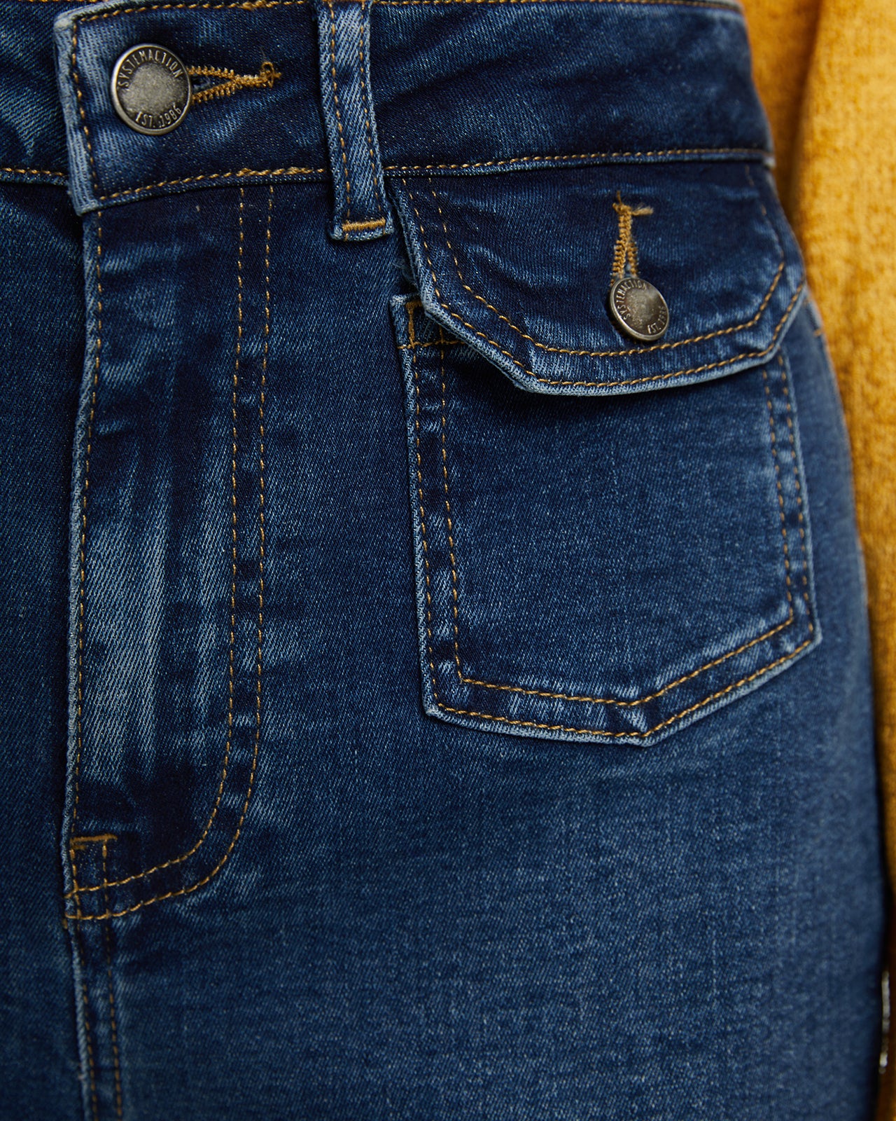 Jeans fit flare tiro medio detalle bolsillos delanteros - Image 5