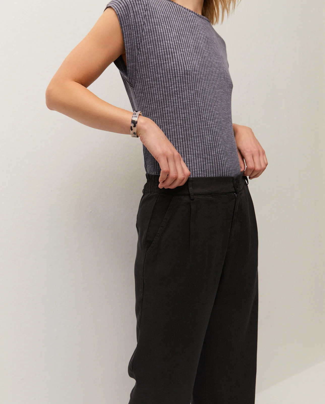 Pantalón pinzas fluido - Image 4