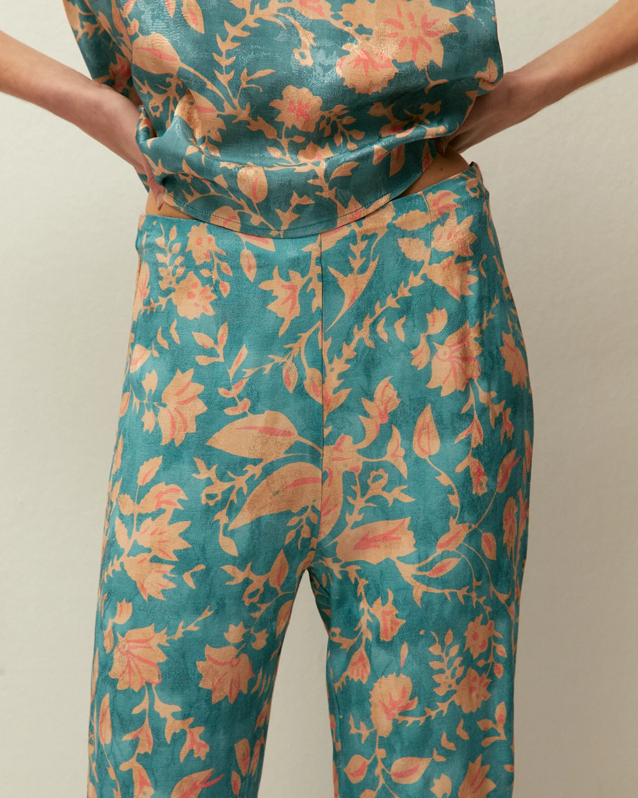 Pantalón estampado floral - Image 4
