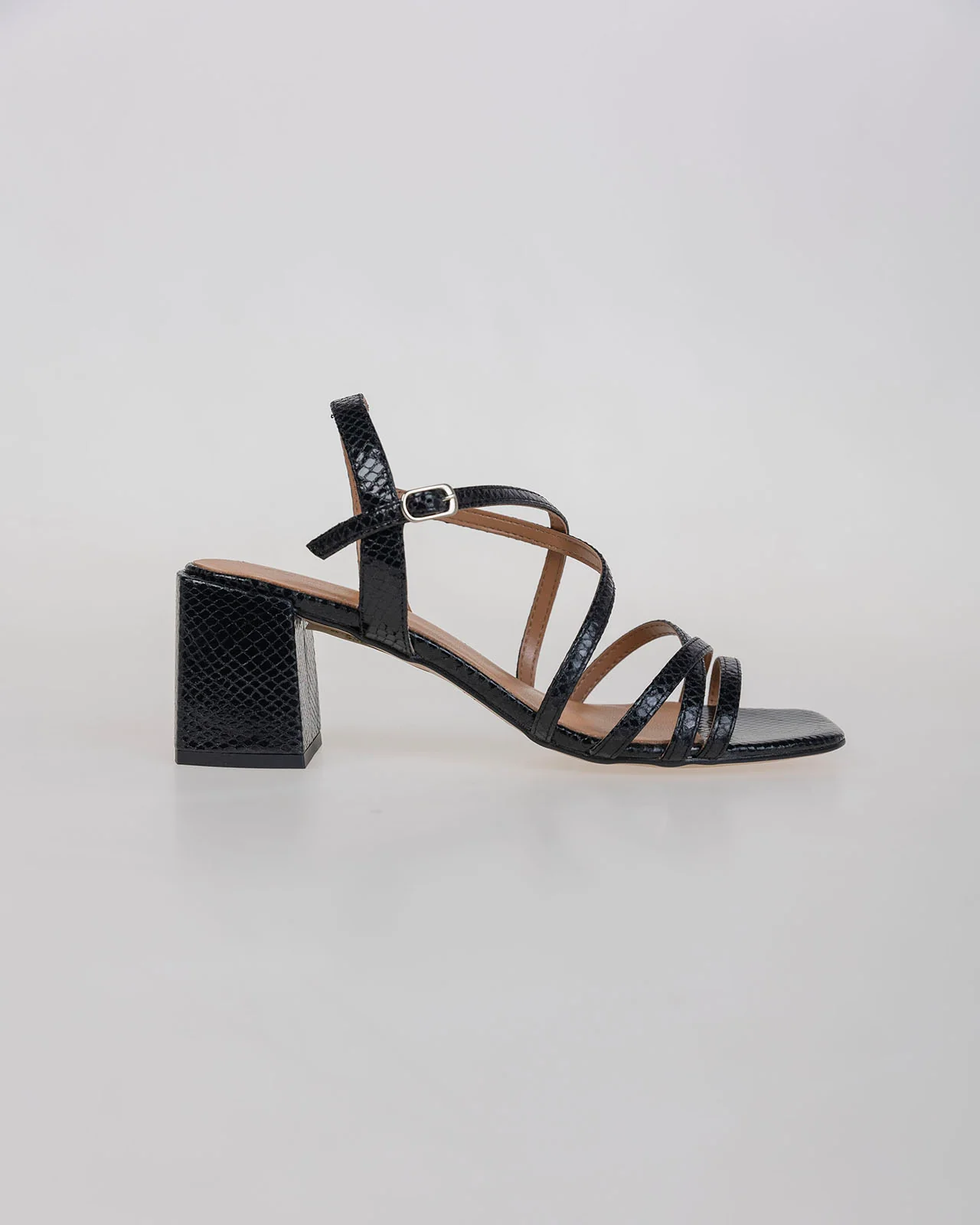 Sandalia negra con tiras de piel - Image 3