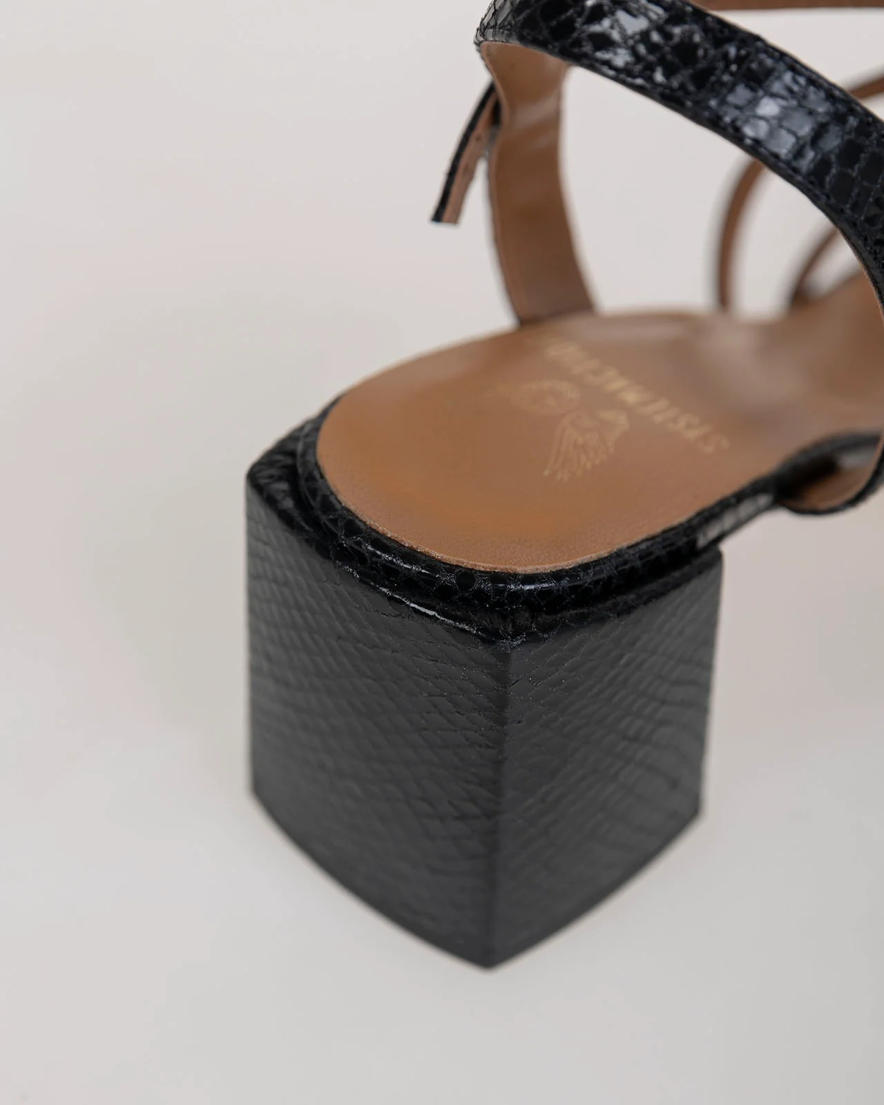 Sandalia negra con tiras de piel - Image 4