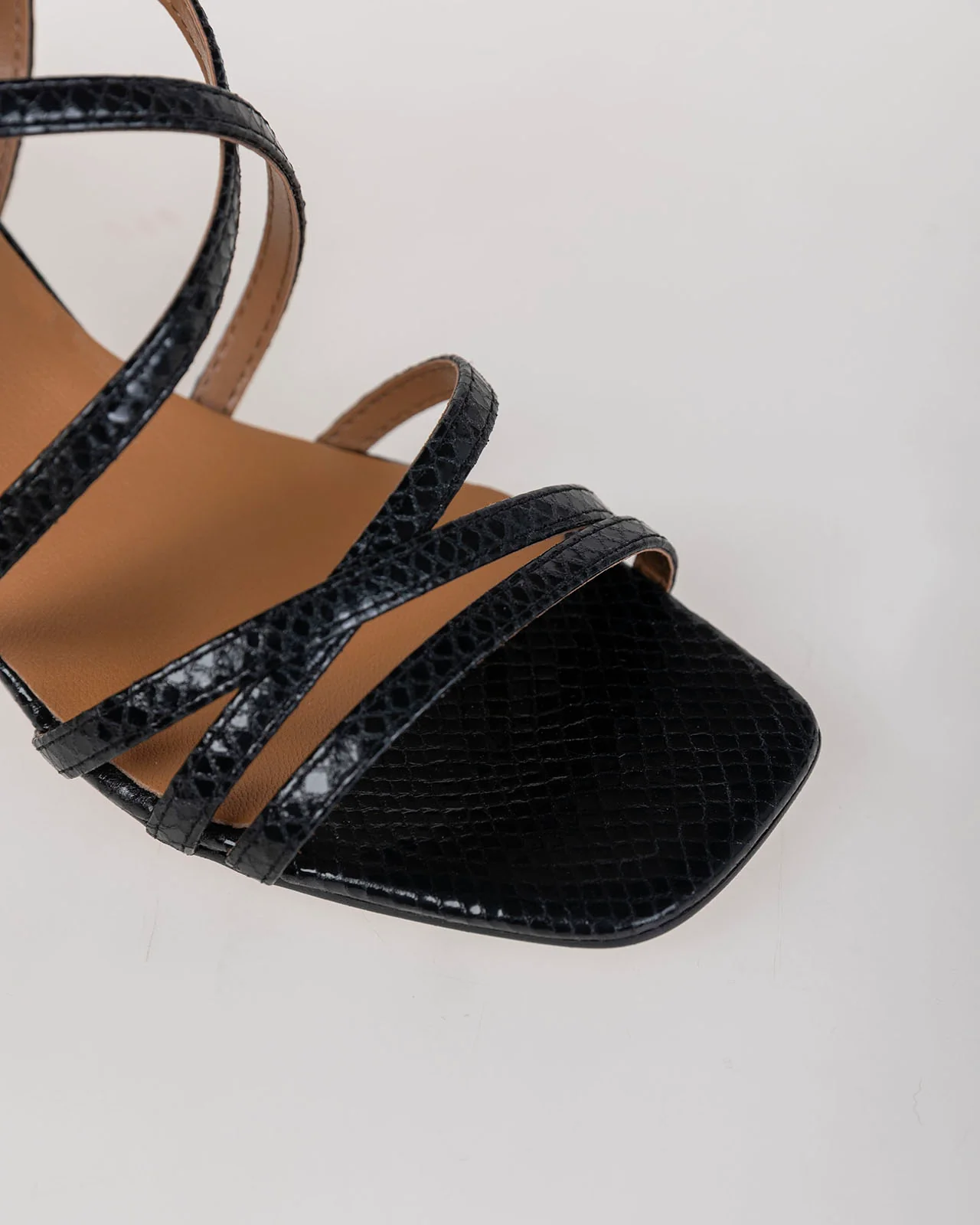Sandalia negra con tiras de piel - Image 5