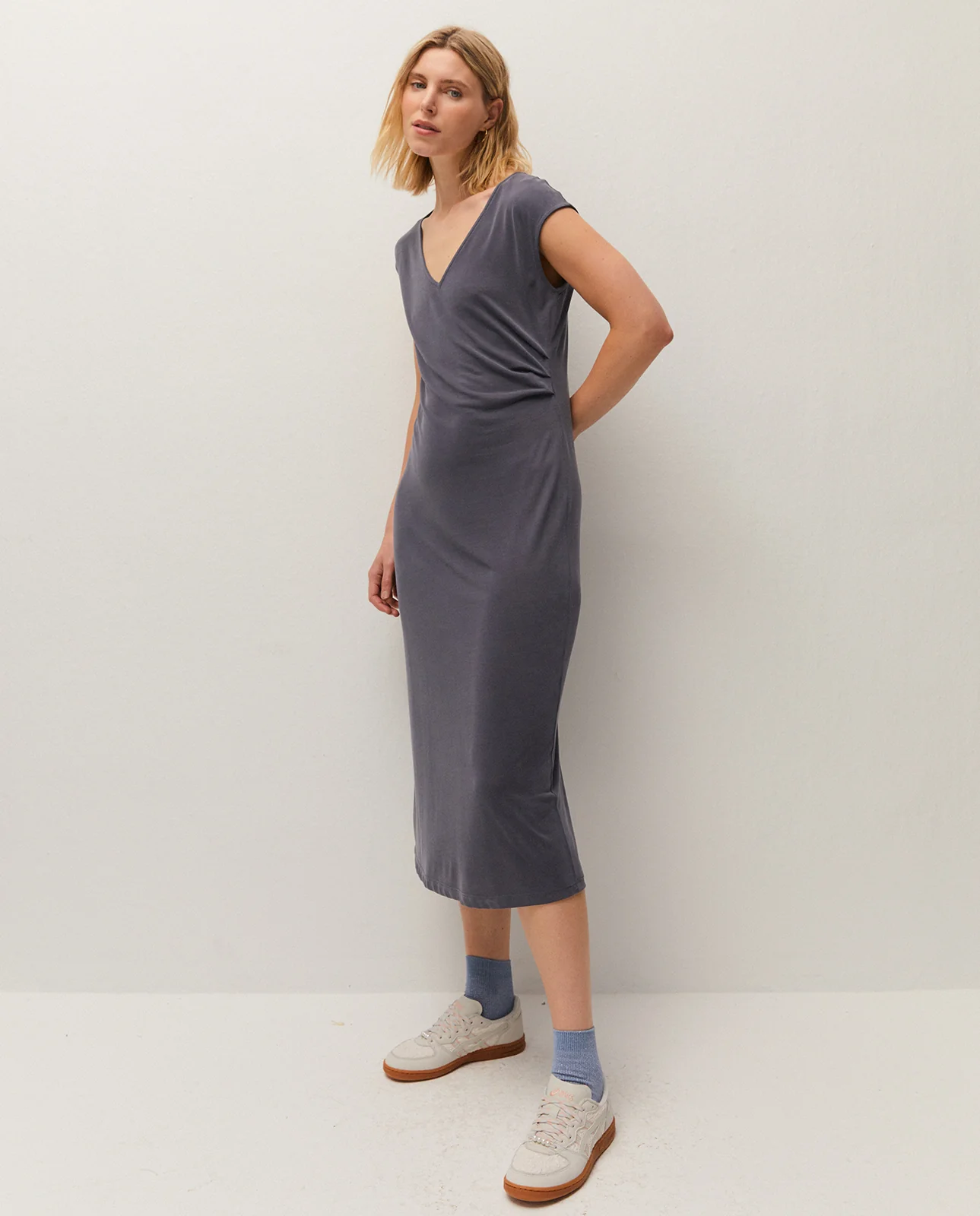 Vestido midi escote pico. detalle de frunce en cintura - Image 3