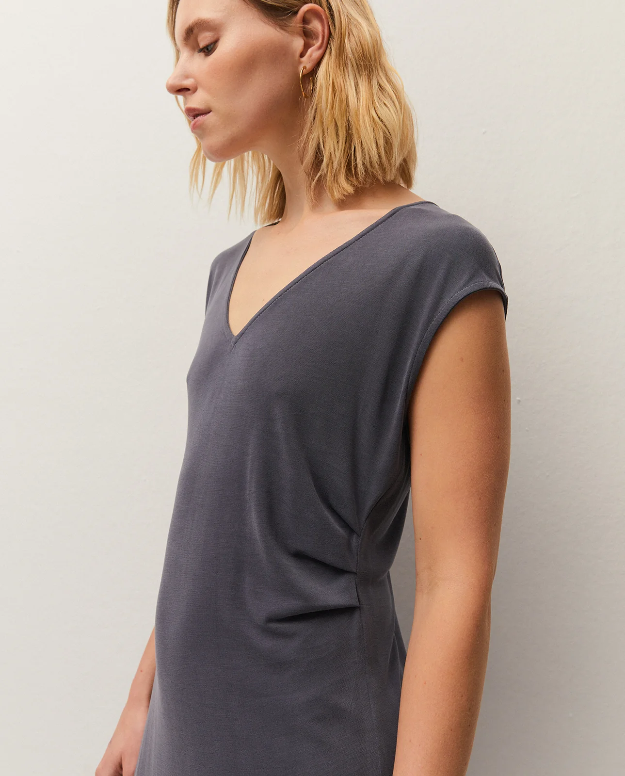 Vestido midi escote pico. detalle de frunce en cintura - Image 4