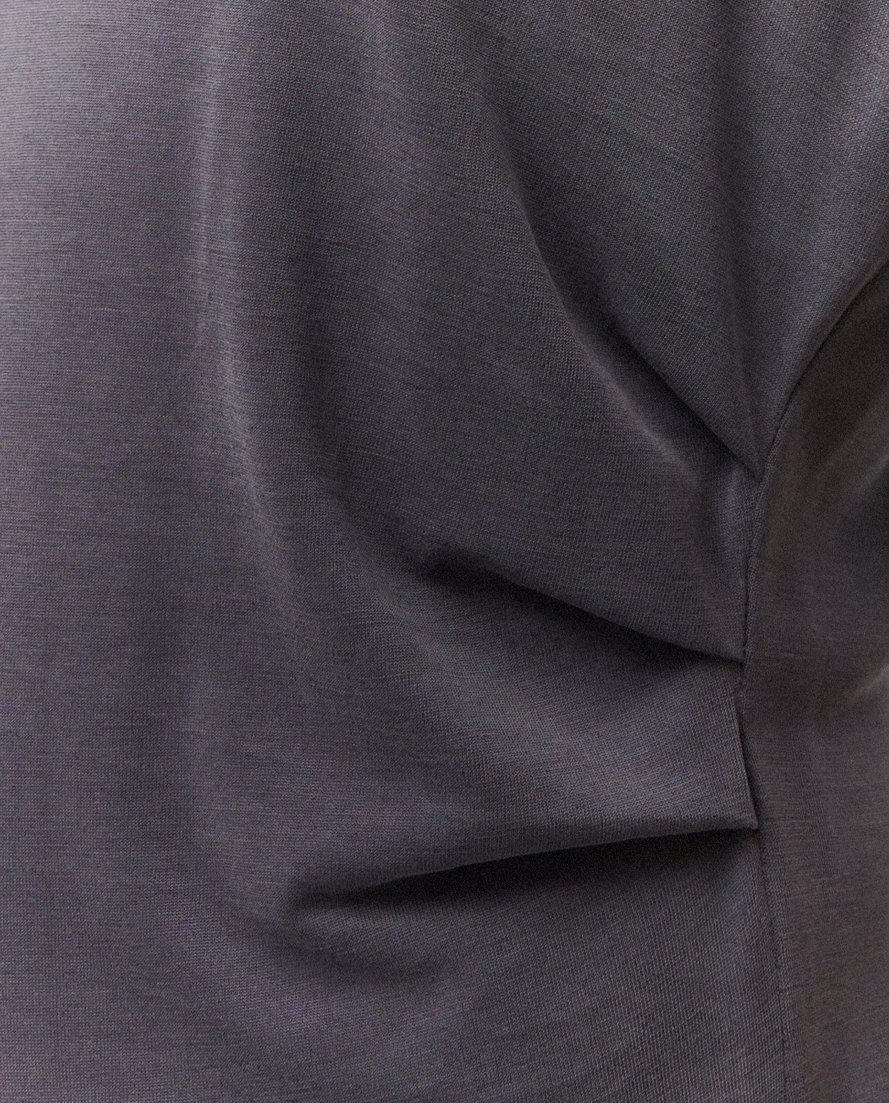 Vestido midi escote pico. detalle de frunce en cintura - Image 5